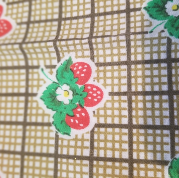 Vintage strawberry napkins - Picture 2 of 2